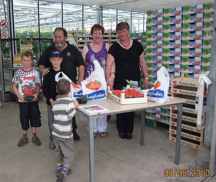 Bezoek aan de Fam. Krijnen, deze streek is bekend voor de aardbeienteelt en wat smaakte ze goed (120).JPG